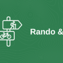 Rando & Vélo : poteau directionnel randonnée et vélo sur fond de courbes de niveau